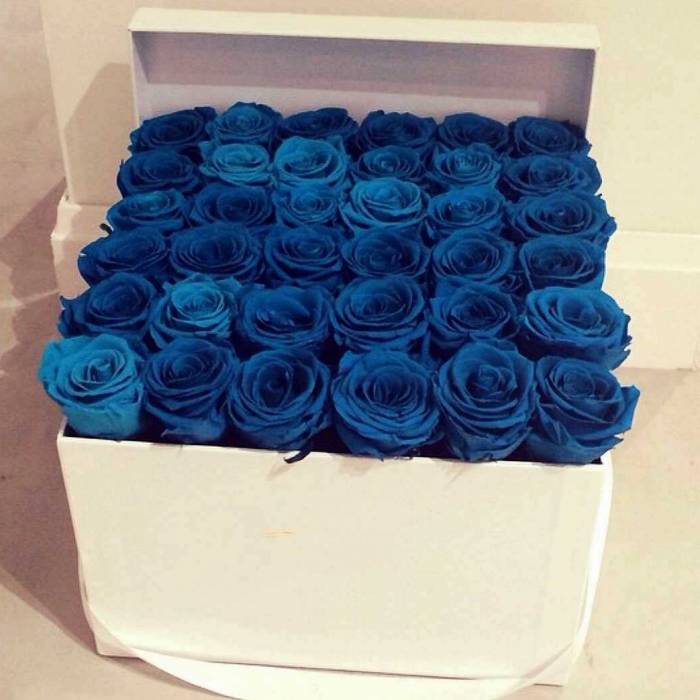 31 синяя крупная роза в коробке R665