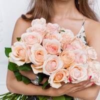 Букет 19 кремовых роз с лентой R572