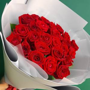 Букет 25 красных роз в черной бумаге R1245