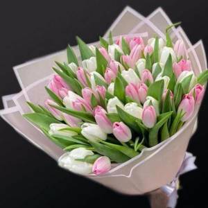 Нежный букет 39 белых и розовых тюльпанов R115